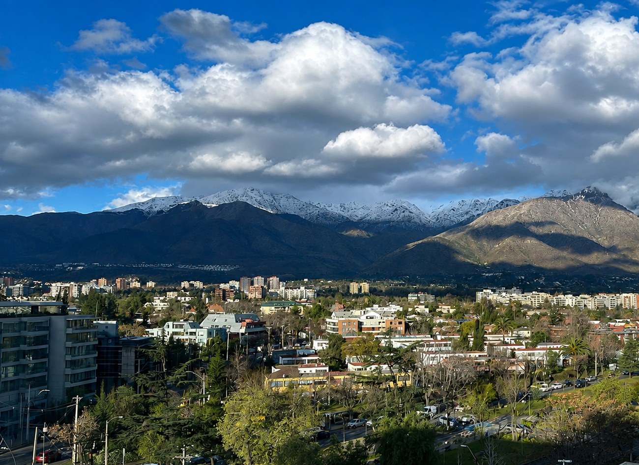 Vista de Santiago de Chile con la Cordillera de los Andes